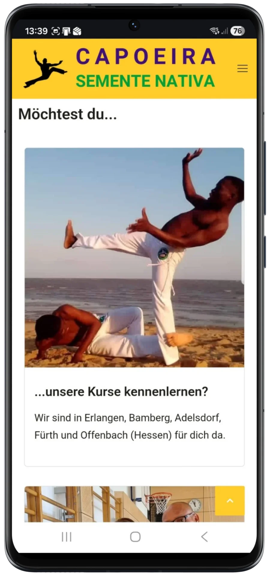 Zwei Sportler demonstrieren eine dynamische Kick-Technik am Strand als Beispiel für moderne Kursdarstellung auf mobilen Websites.
