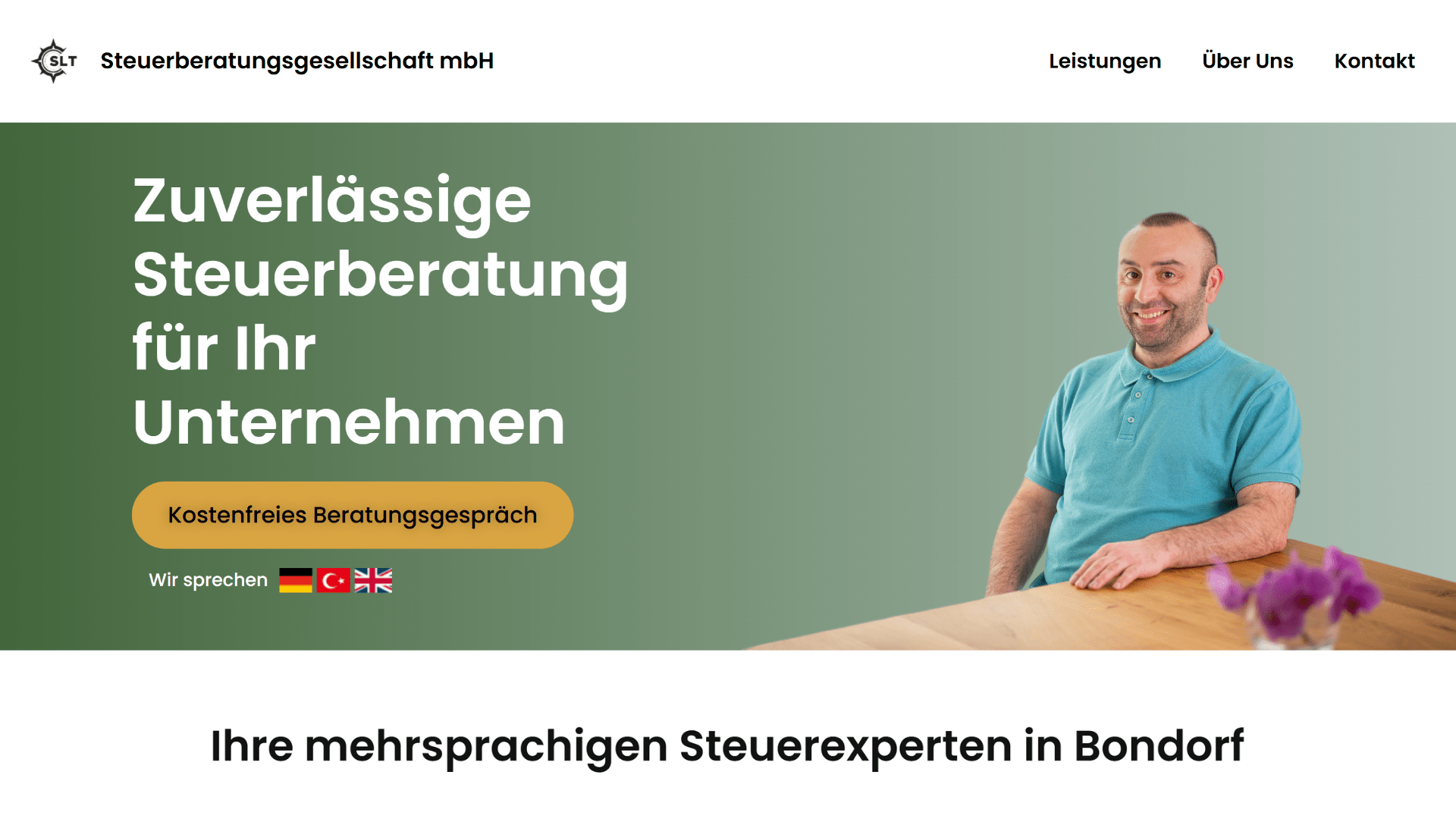 Hero-Bereich einer individuell gestalteten WordPress-Website mit Claim und Porträt des Kanzleiinhabers