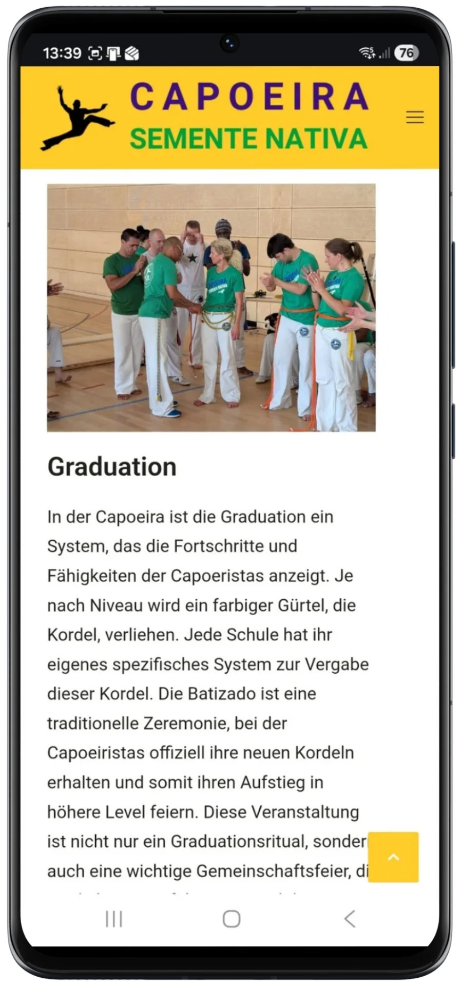 Graduationsszene mit Gürtelübergabe während einer Zeremonie – Visualisierung von Fortschritt, Training und Vereinsentwicklung.