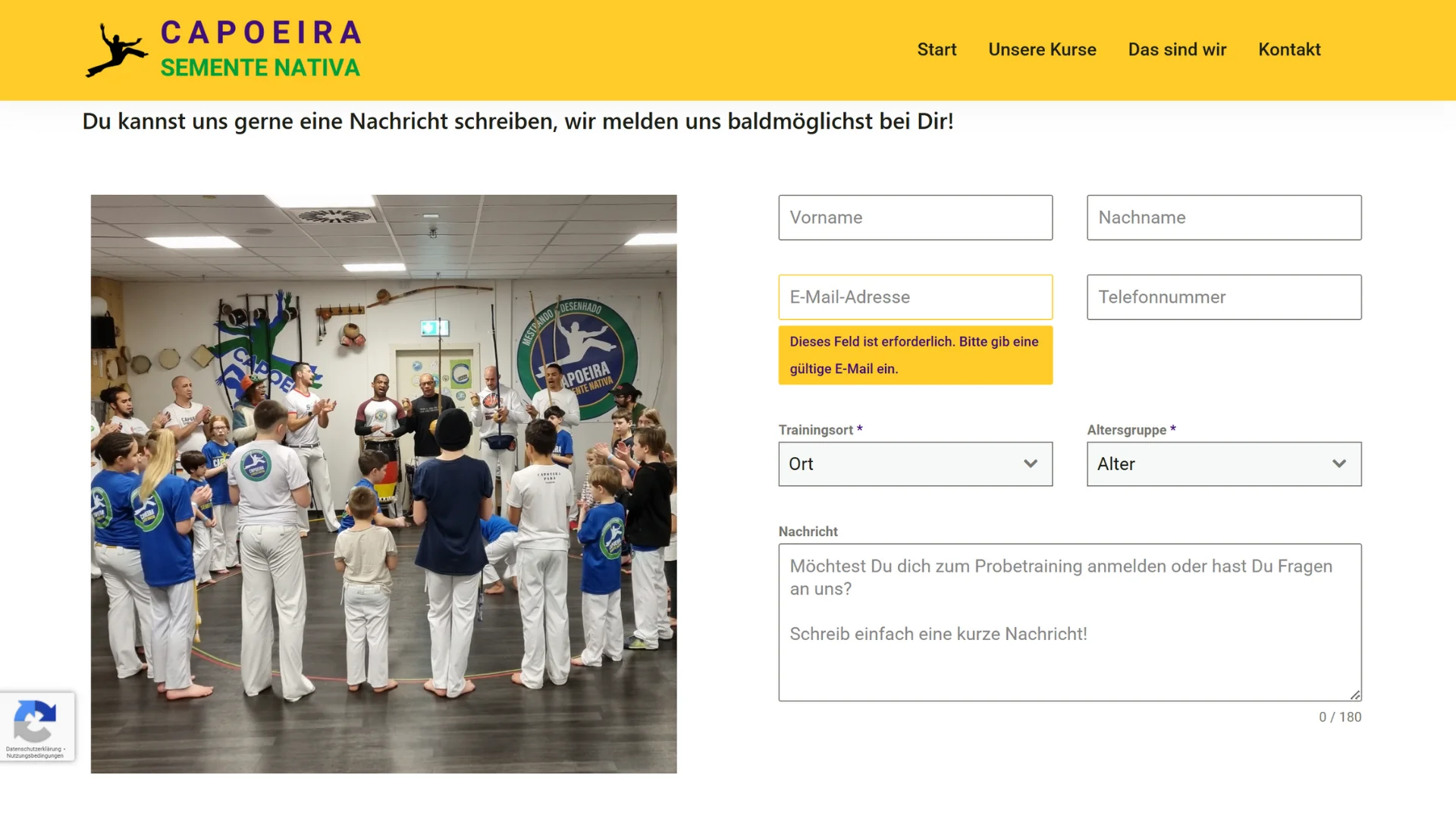 Kontaktformular für Kursanmeldungen mit übersichtlichen Eingabefeldern und begleitendem Gruppenfoto einer Trainingseinheit.