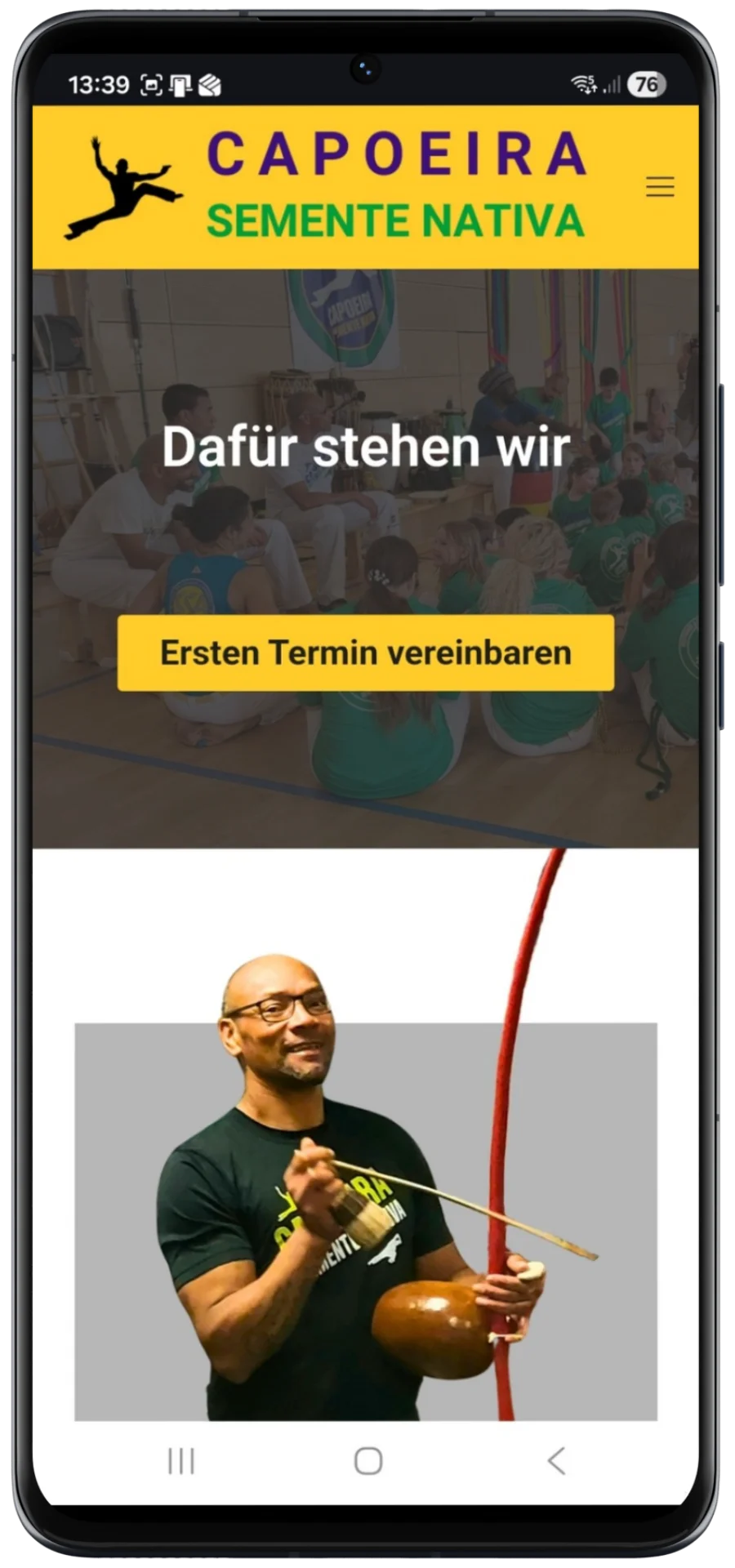 Trainer mit traditionellem Instrument während eines Trainings – authentisches Porträt für Über-uns-Seite von Sport- und Kurswebsites.