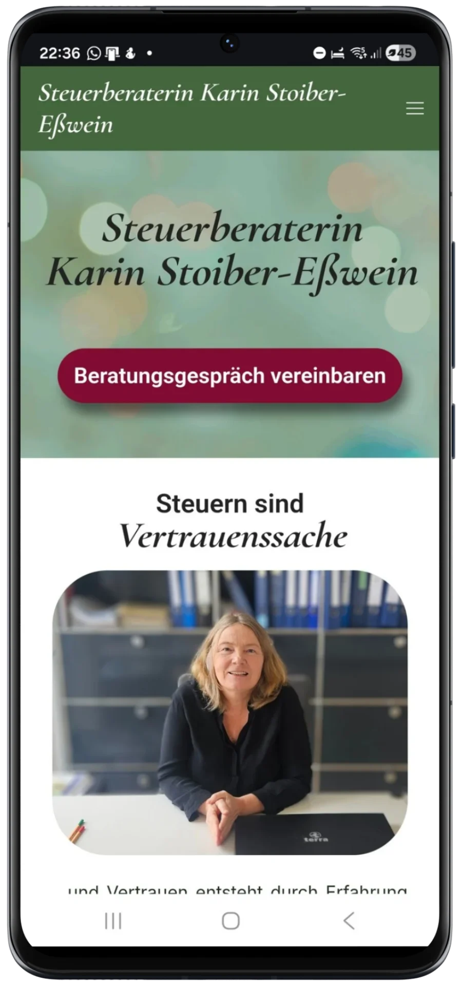 Mobiloptimierte Startseite einer beratungsorientierten Dienstleistung mit professionellem Porträtfoto und klarem Call to Action.