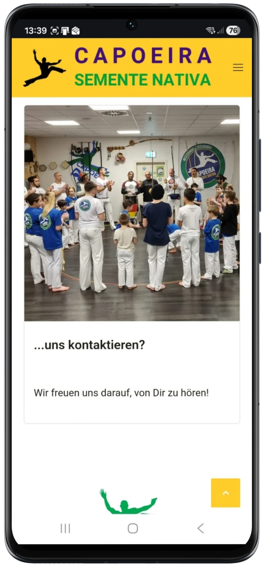 Trainingsgruppe in einer Sporthalle – Beispiel für Vereinspräsentation und Kontaktbereich auf mobilen Webseiten.