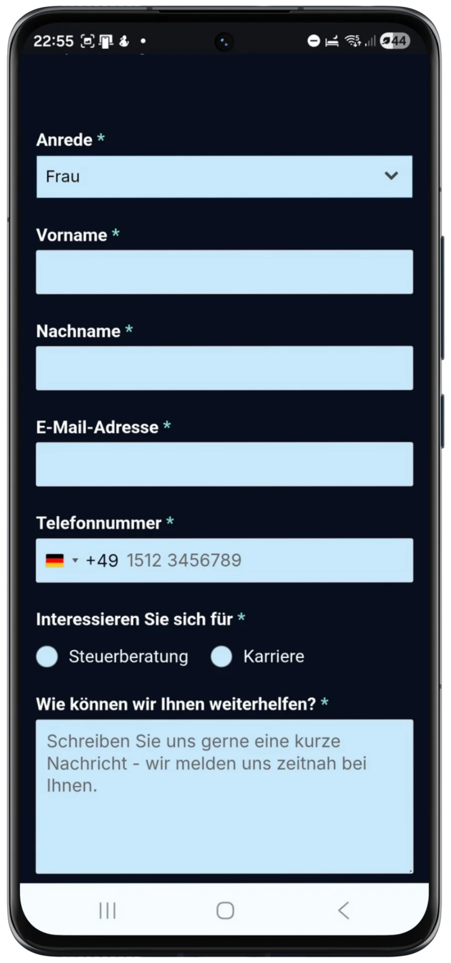 Mobile Kontaktformular-Ansicht einer digitalen Steuerkanzlei mit Feldern für persönliche Angaben, Beratungsinteresse und Nachrichtenfeld.