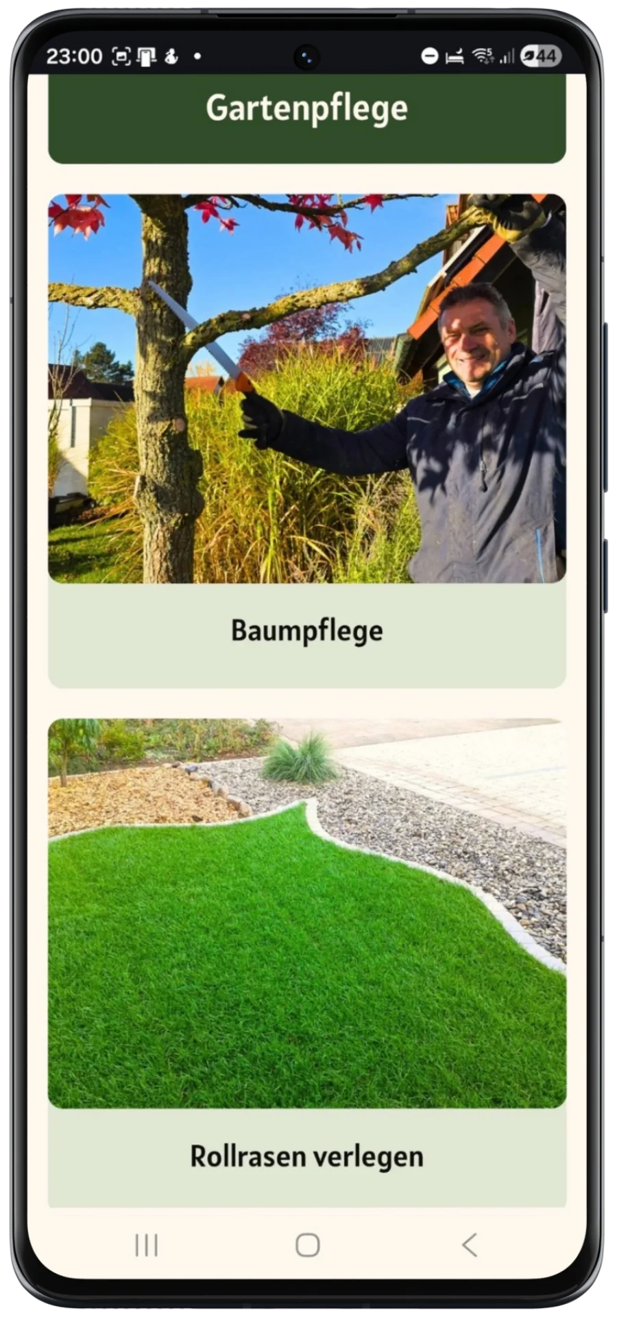 Mobile Webansicht mit Kacheln zu Baumpflege und Rollrasenverlegung in einem gepflegten Garten