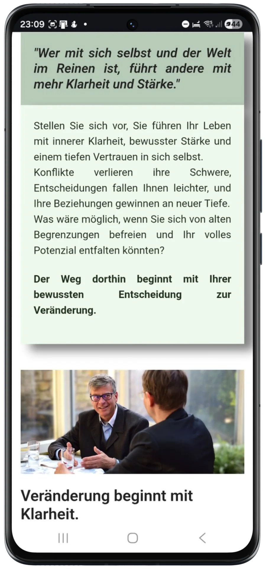 Mobile Coaching-Darstellung mit inspirierendem Zitat, Text zur persönlichen Transformation und Gesprächsszene