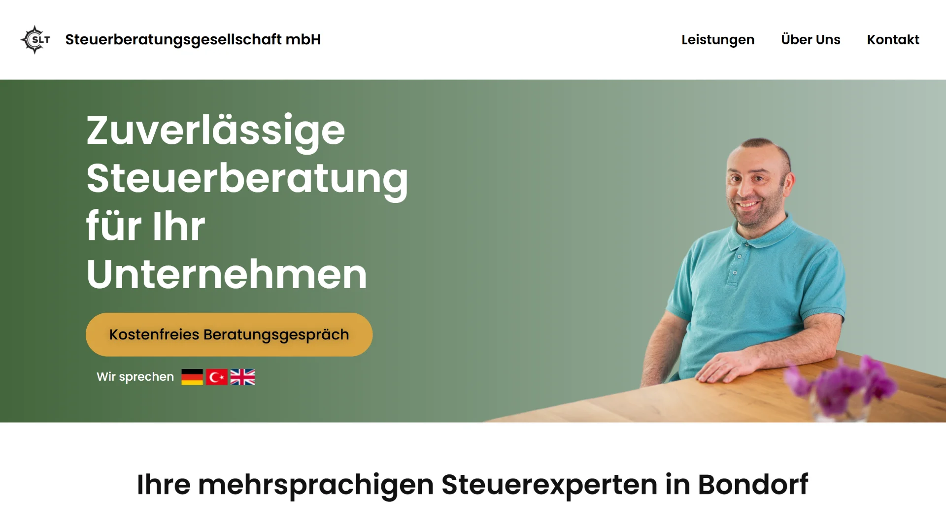 Hero Abschnitt einer mobiloptimierten Website mit klarer Positionierung, modernem Screendesign und sympathischem Beraterfoto.