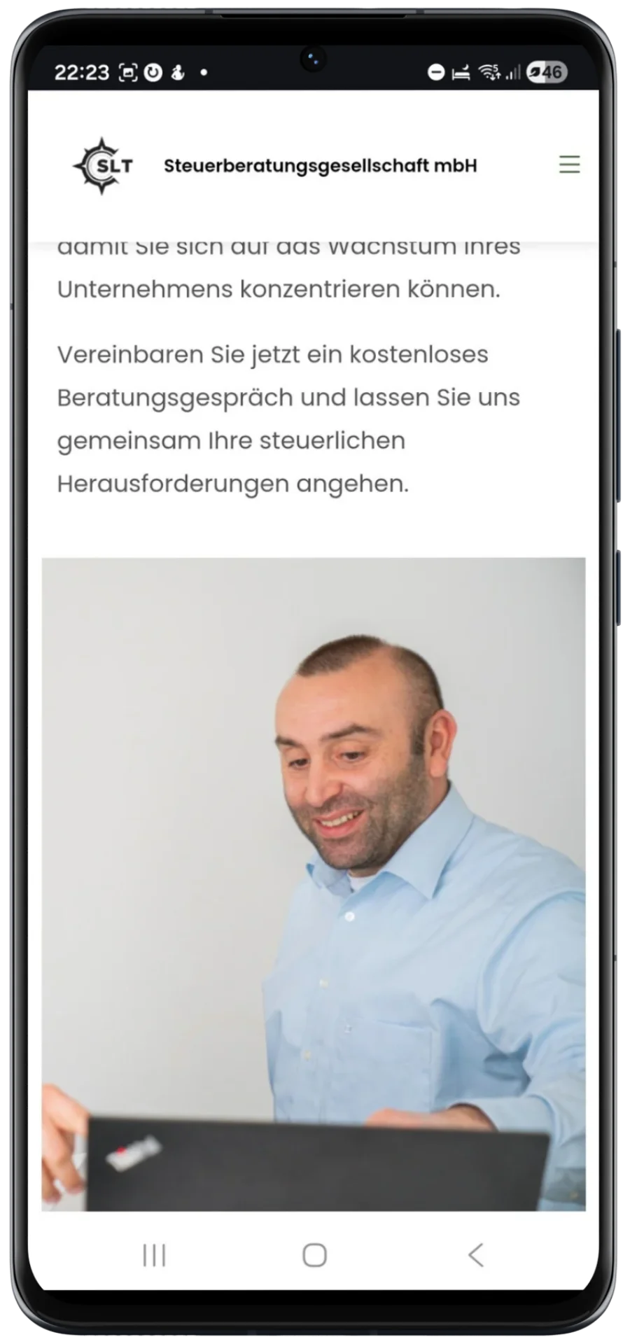 Authentisches Porträtfoto eines beratenden Experten bei der Arbeit. Professionelles Imagery für vertrauensbildende Unternehmenspräsentationen im Webdesign.