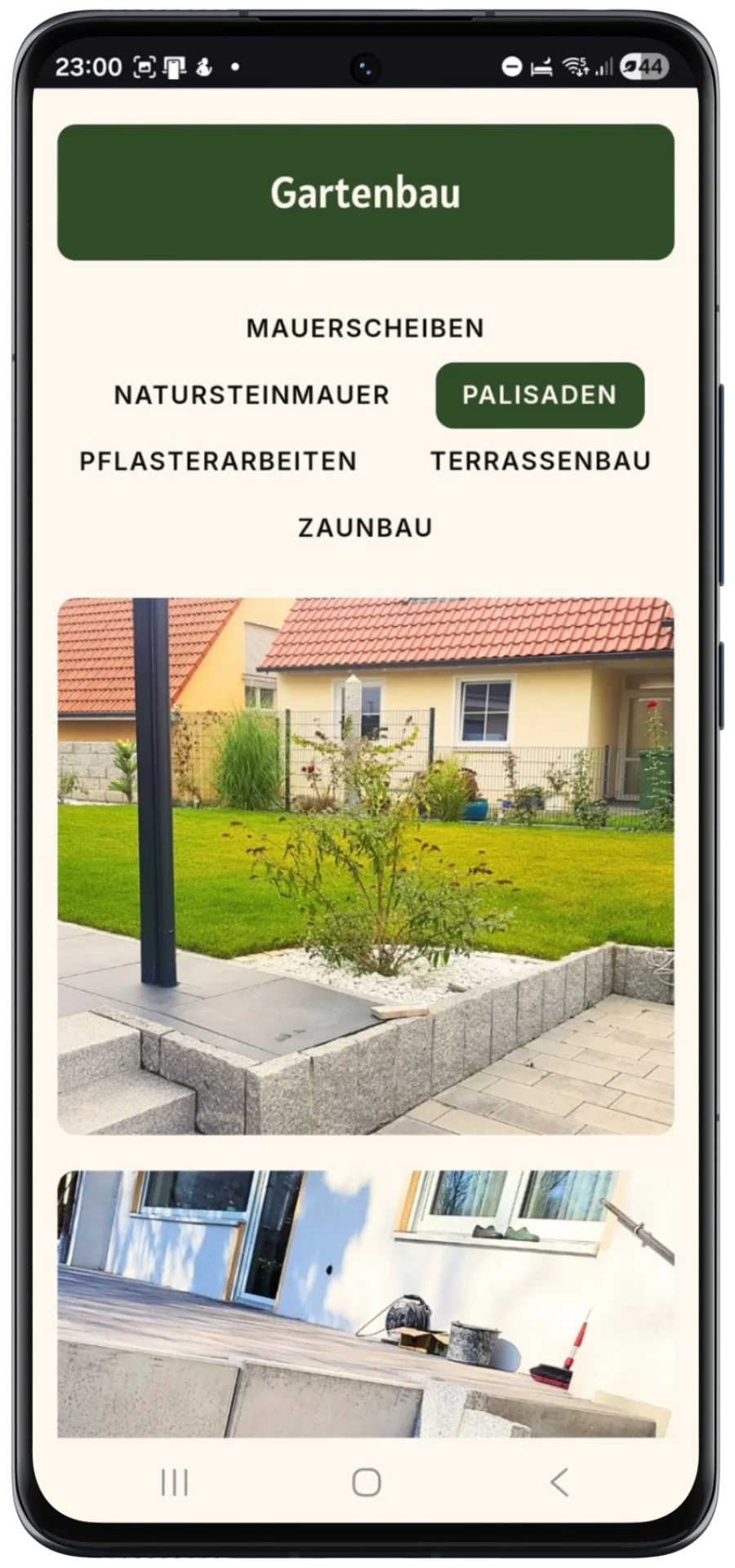 Mobiler Screenshot einer Gartenbau-Leistungsseite mit Kategorien und Foto einer modernen Terrassenanlage