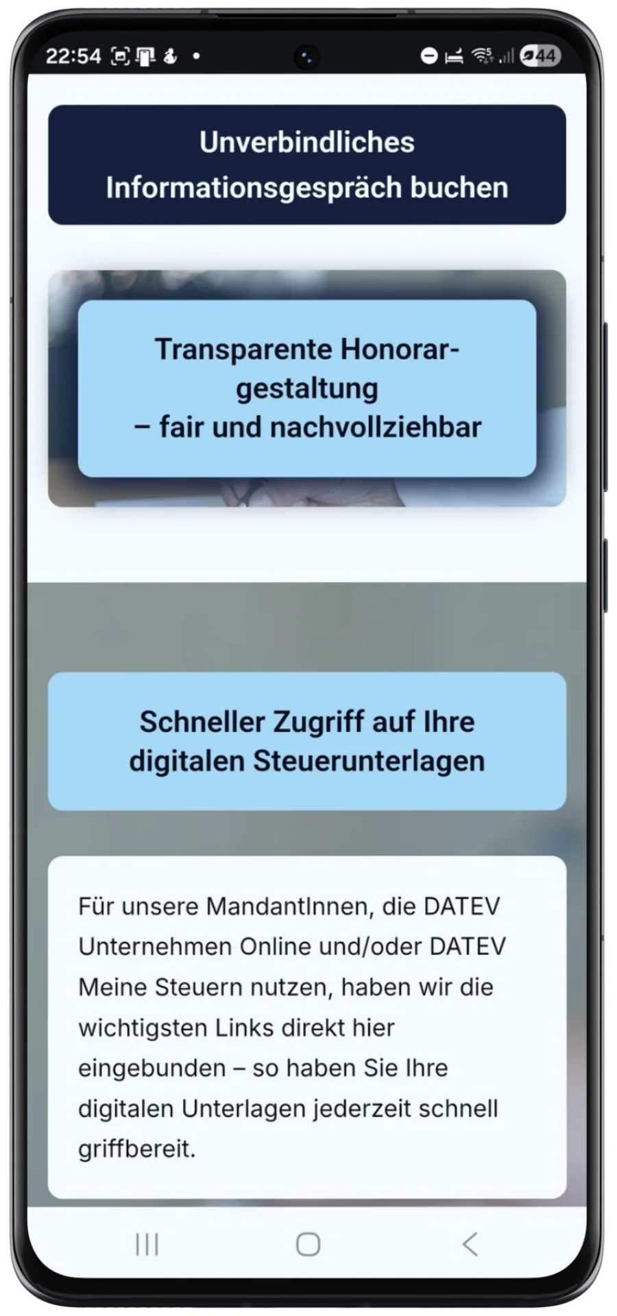 Mobile Darstellung von Leistungsbausteinen einer digitalen Steuerberatung zu transparenter Honorarstruktur und schnellem Zugriff auf Steuerunterlagen.