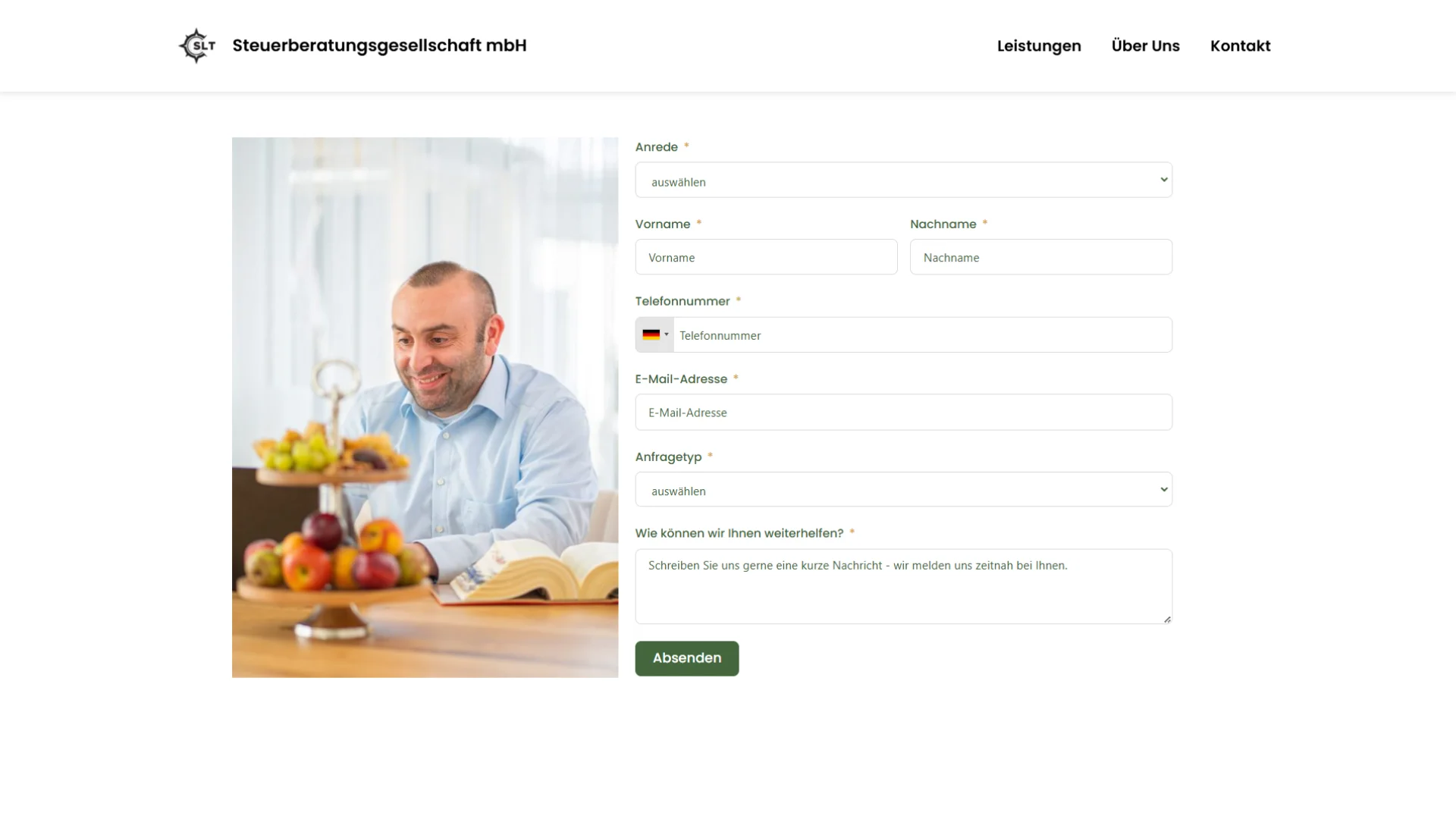 Professionelles Kontaktformular auf moderner Unternehmenswebsite mit authentischem Porträtfoto zur Vertrauensbildung.