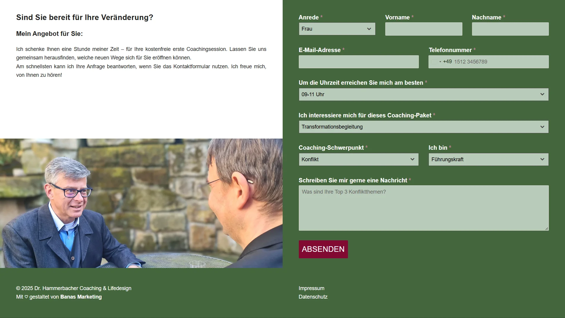 Professionelles Webdesign für Coaching-Kontaktformular mit emotionaler Beratungsszene im Hintergrund